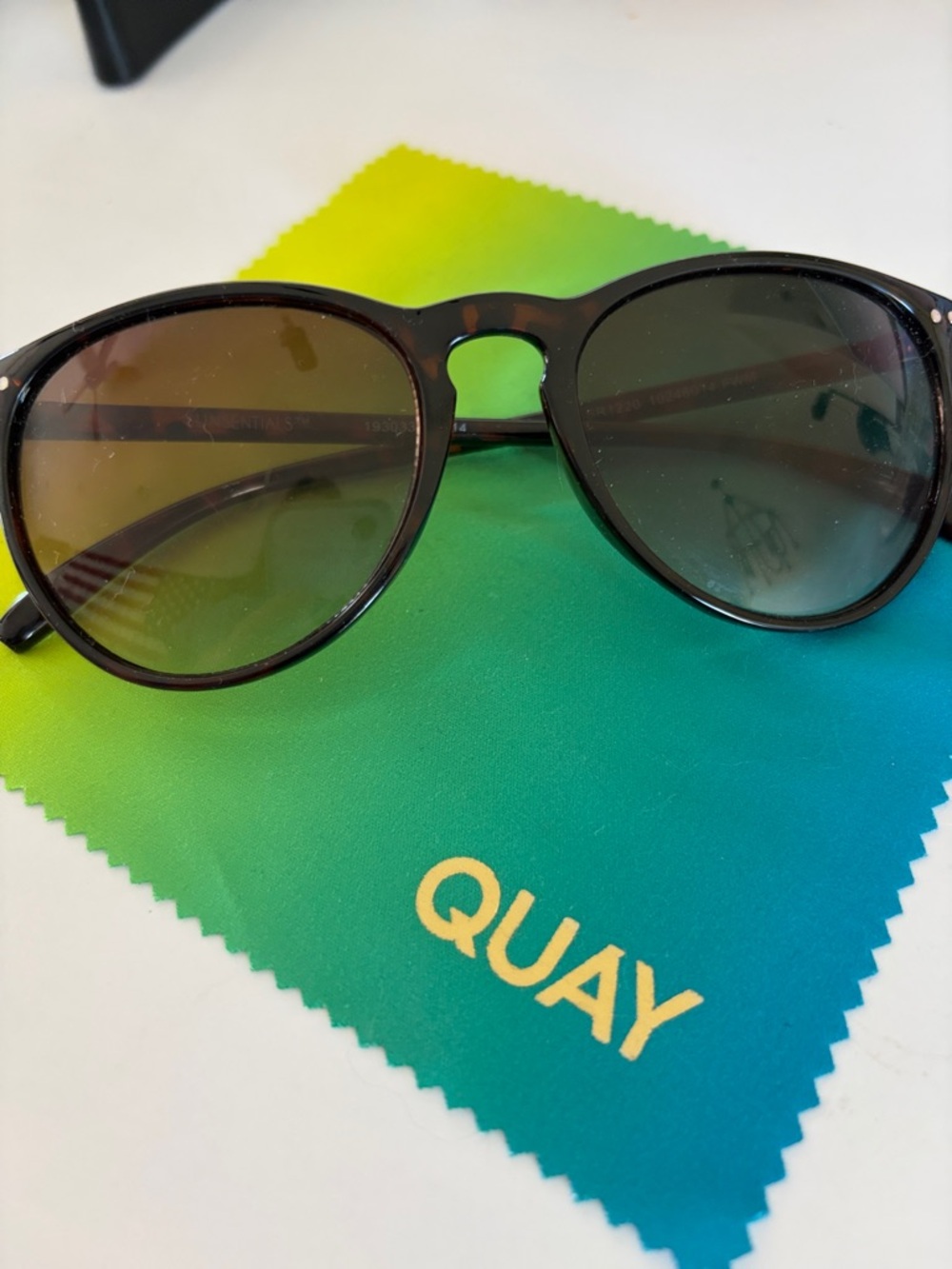 Quay Tortoiseshell Round Sunglasses - Brown Lenses with Case and Cleaning cloth